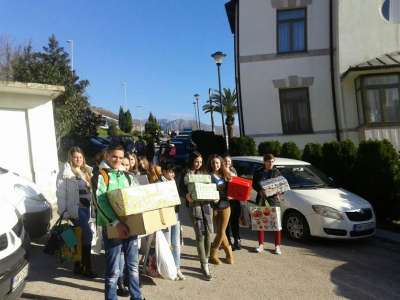 Djeci iz Bjele donijeli novogodisnje poklone