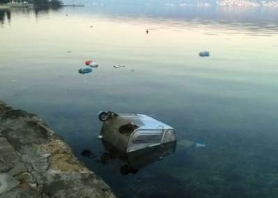 Kontejner sa smećem bačen u more