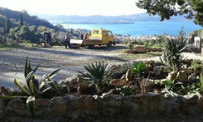 Cvjetne površine na ulazu u gradsko groblje kod crkve „Sv. Šimun“ 